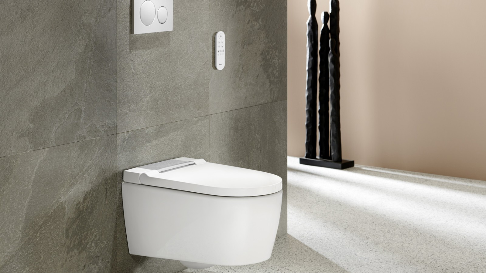Geberit AquaClean Sela Dusch-WC an einer Natursteinwand, mit Fernbedienung an der Wand