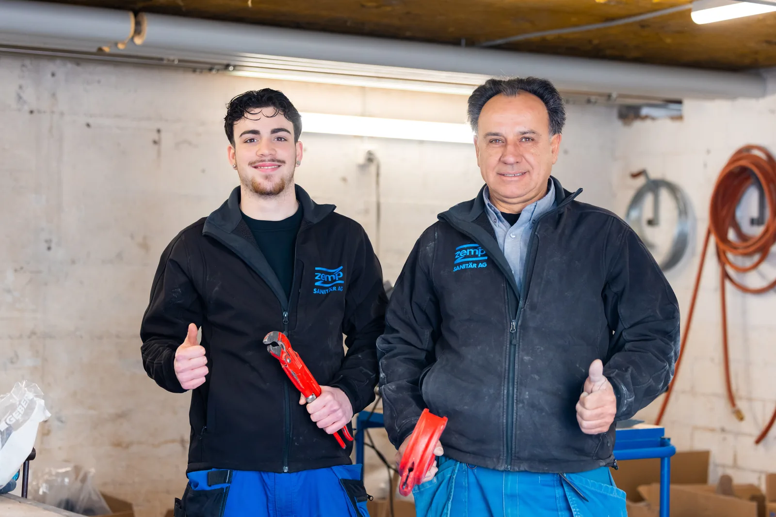 Zwei Zemp-Sanitärmonteure beim Arbeiten in der Werkstatt — Ausführung und Übergabe