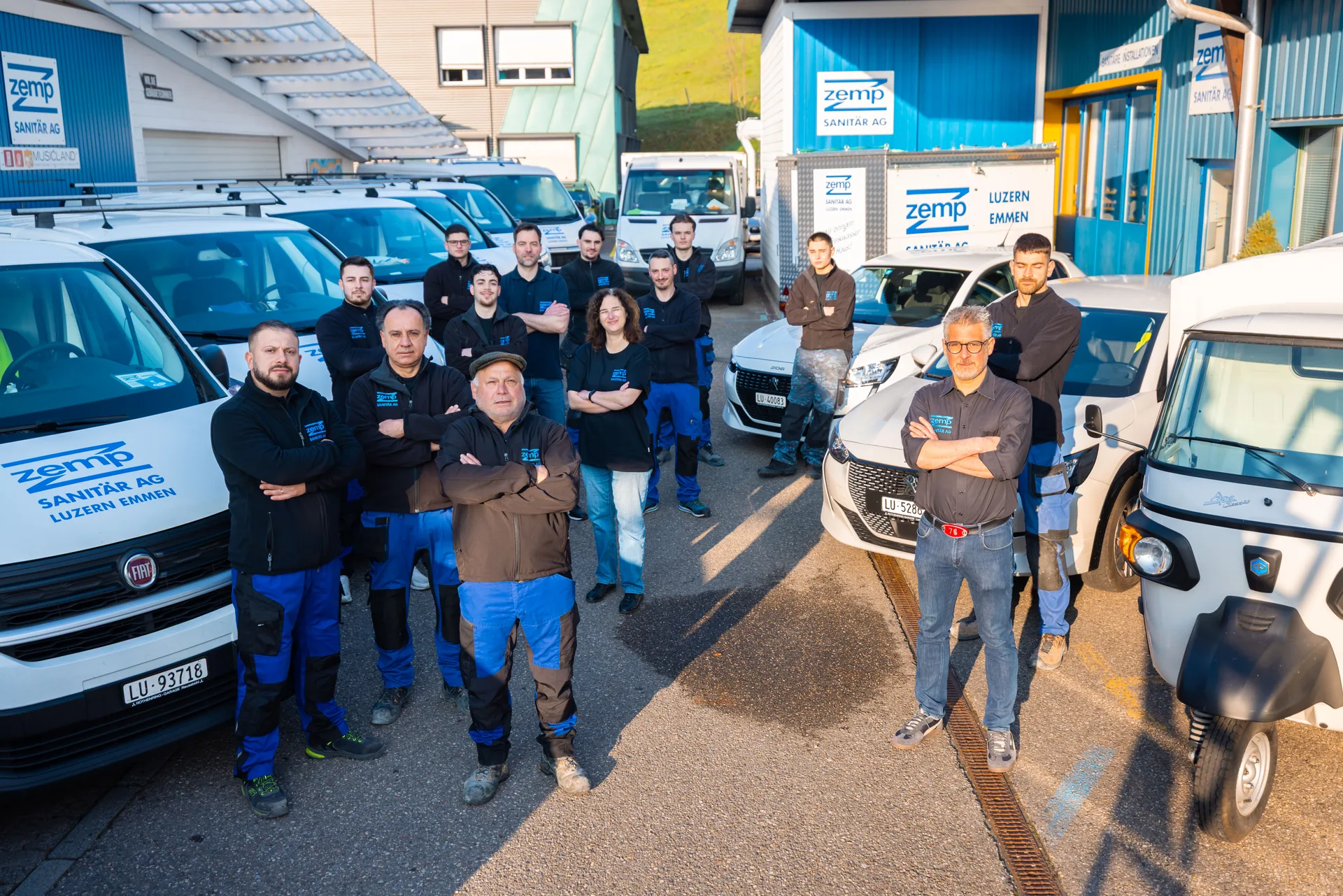 Das gesamte Team der Zemp Sanitär AG vor den Servicebussen in Luzern
