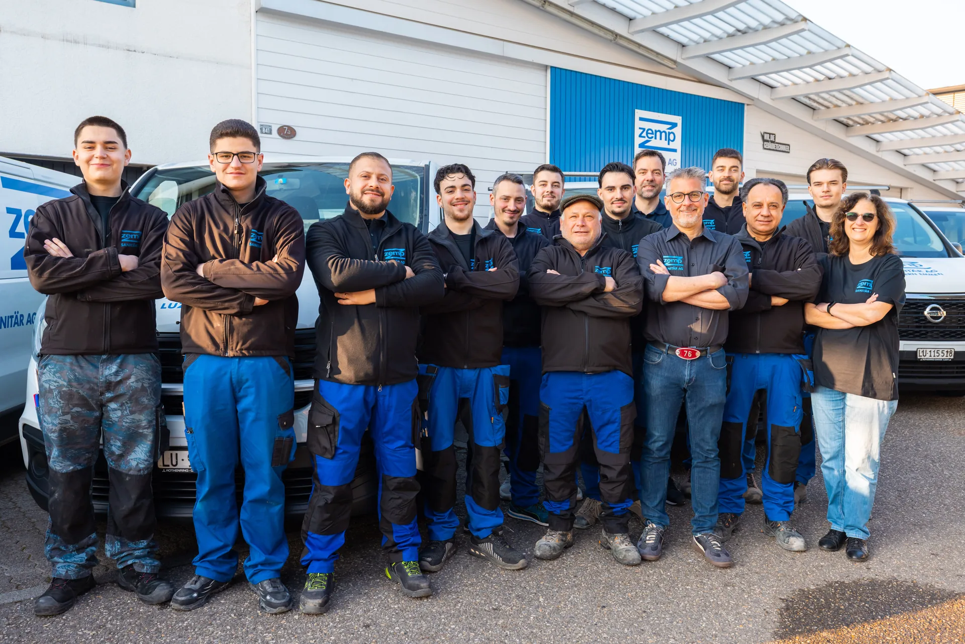 Das Team von Zemp Sanitär AG vor den Service-Vans in Emmen