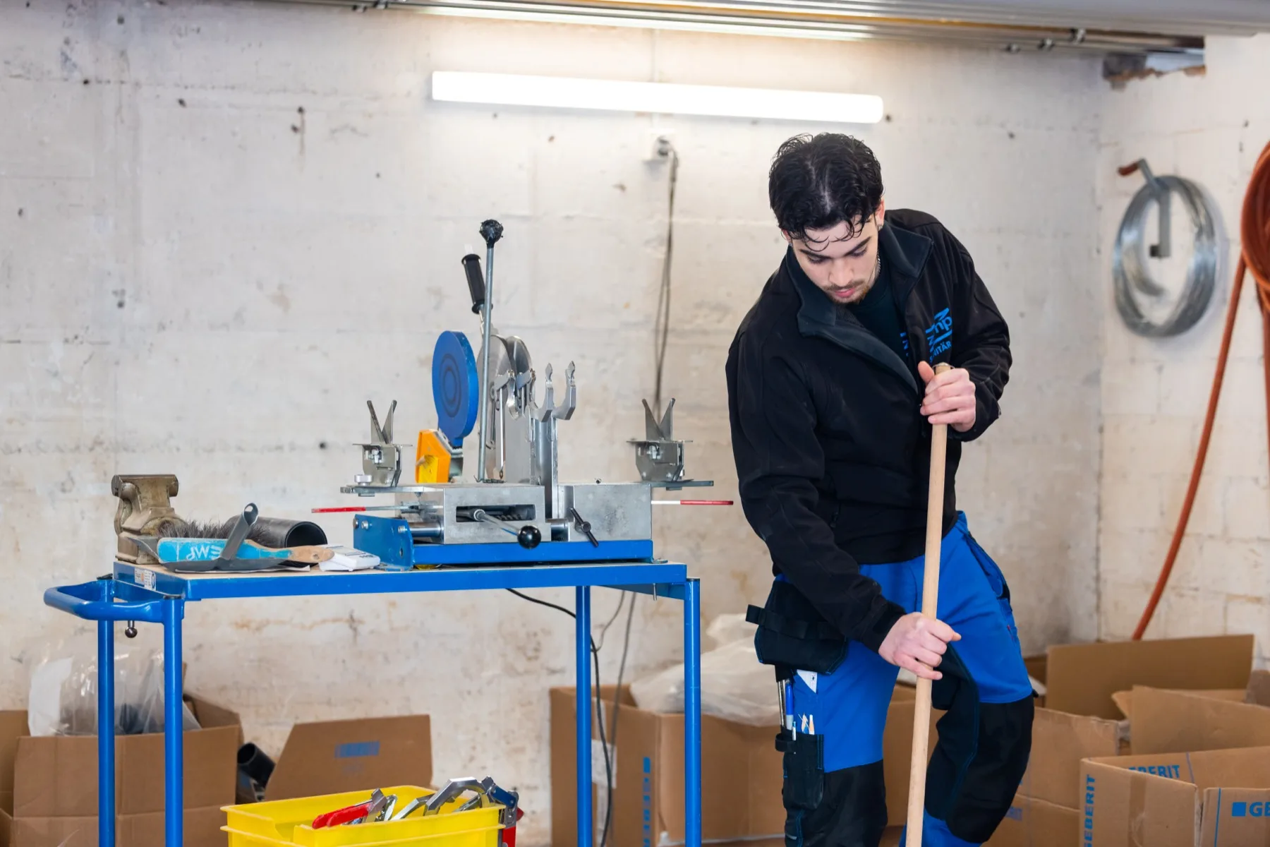 Echtes Zemp-Foto: Monteur in der Werkstatt bereitet Werkleitungs-Material und Werkzeug für den Einsatz vor